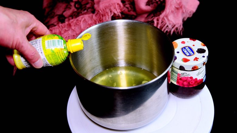 树莓戚风蛋糕,蛋白中加入<a style='color:red;display:inline-block;' href='/shicai/ 919'>柠檬汁</a>,用打蛋器打发30圈左右。