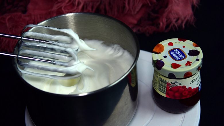 树莓戚风蛋糕,继续搅打50圈,蛋白开始变硬,纹路清晰,打蛋头上出现小尖峰,此时的蛋白适合做芝士蛋糕。
