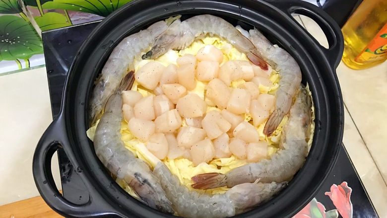 春风十里~塔吉锅二仙戏珠
,再捞出大虾,如图所示,码在四周