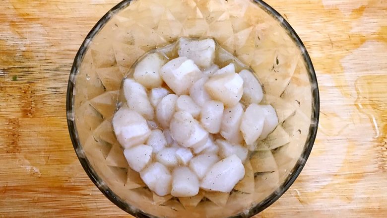 春风十里~塔吉锅二仙戏珠
,仙贝肉洗净,加少许料酒,白胡椒粉,抓均匀,腌制,备用