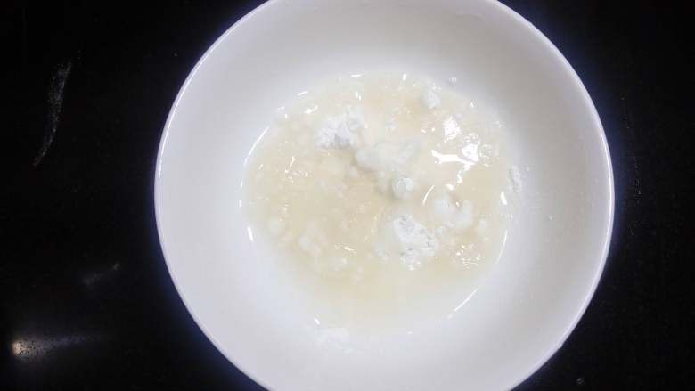 南瓜奶黄包,2.把汤种部分中的开水倒进高粉,混合均匀,放凉待用。也可以提前一天做,盖上保鲜膜,放冰箱冷藏过夜,效果会更好。