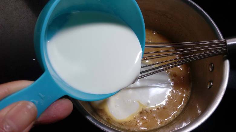 南瓜奶黄包,13.加入牛奶和奶油搅拌均匀。