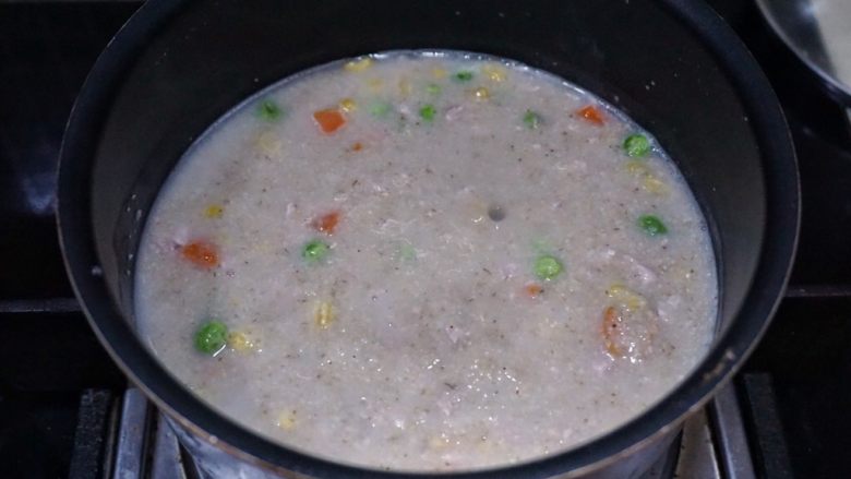 瘦肉杂蔬麦麸粥,搅拌均匀后就加入肉丁和杂蔬,再用锅铲搅拌,把肉丁搅散防止黏成一块。