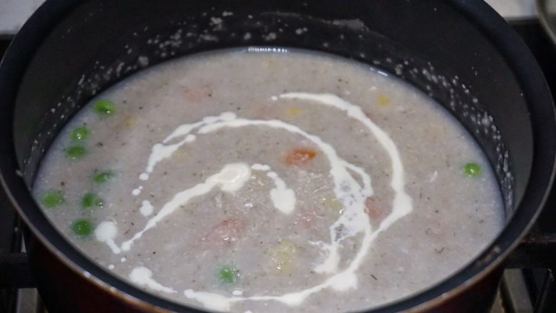 瘦肉杂蔬麦麸粥,待肉丁煮到发白基本就可以了,因为杂蔬本身就是熟的所以不需要担心。