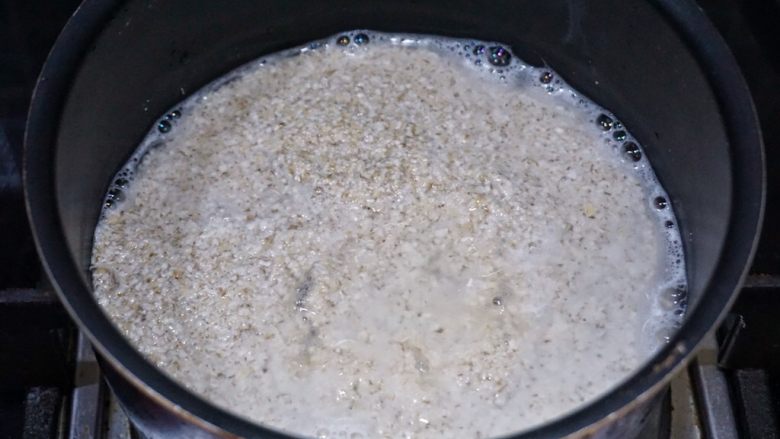 瘦肉杂蔬麦麸粥,用麦麸和水体积1:1.5的样子一起倒进锅里小火煮。