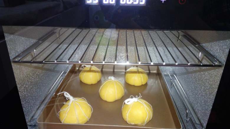 南瓜奶黄包,32.二发时的温度以不超过38°为宜,湿度在80%左右。天冷的时候没有发酵箱可以放在烤箱里发酵,放一碗热水来调节湿度。
