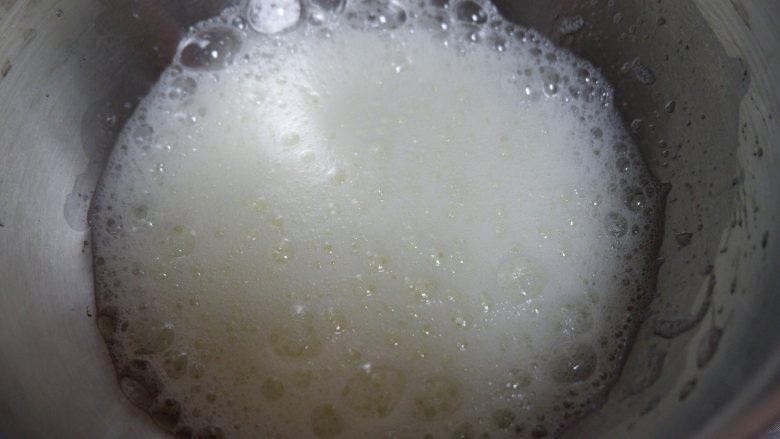 红丝绒旋风蛋糕卷,蛋白分三次加入白砂糖打发至湿性发泡,蛋白中速打发至鱼眼泡状,第一次加入砂糖,打发至泡沫细腻第二次加入砂糖