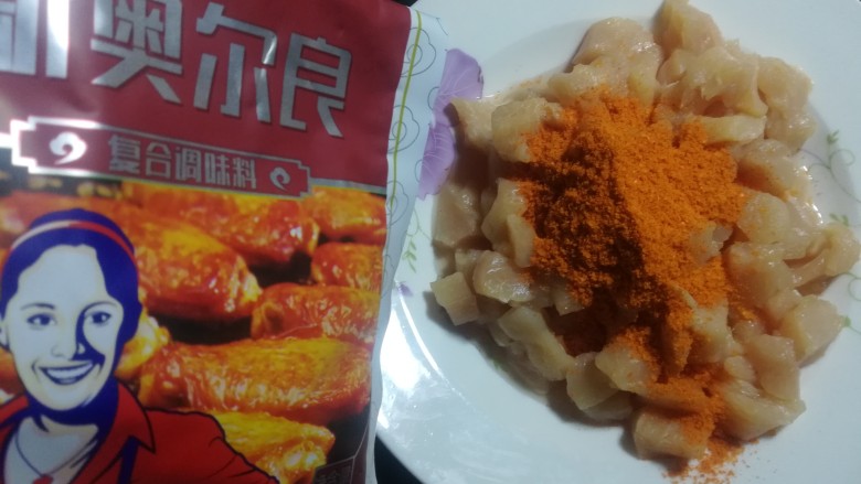 香爆鸡丁,用奥尔良烤肉料或其它喜欢烤肉料,放2勺在盘里。