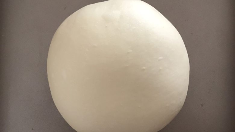 中种炼乳餐包,揉成一个光滑的面团放入发酵箱 27度 湿度百分之七十五 延续发酵30分钟