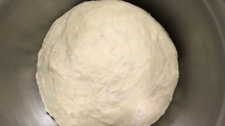 中种炼乳餐包,放入冰箱冷藏发酵15个小时左右 发至2到三倍大 内部组织成蜂窝装就可以了