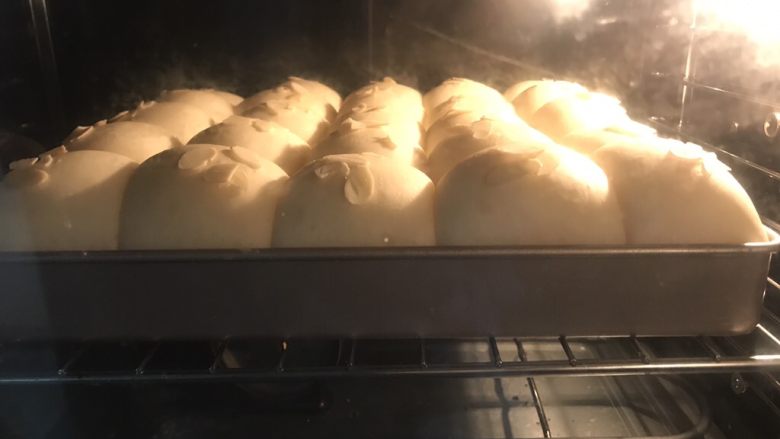 中种炼乳餐包,放入预热好的烤箱中 烤20分钟左右 表面上色就要及时加盖锡纸