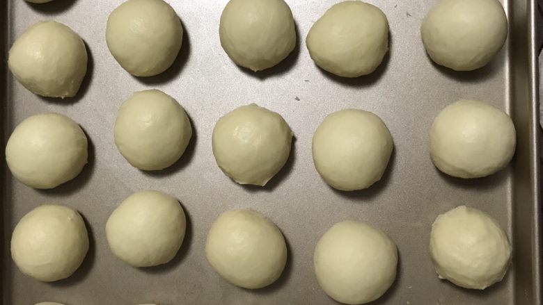 中种炼乳餐包,揉成光滑的面团放进烤盘中二发