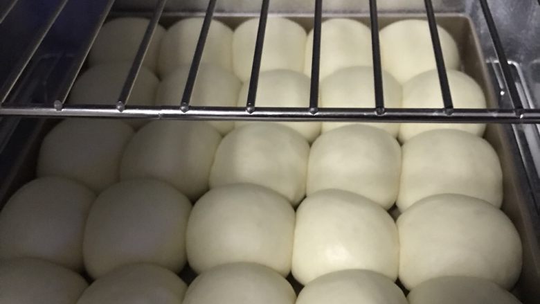 中种炼乳餐包,发酵箱38度 发酵至两倍大 烤箱需要提前预热 底火170度 上火150度