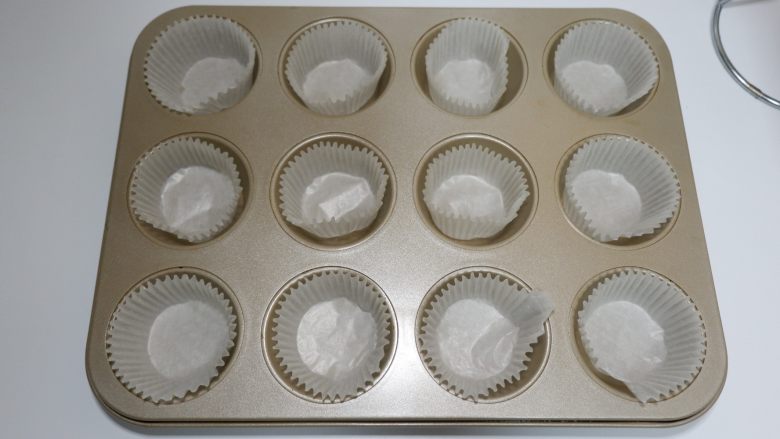 原味纸杯蛋糕(适合裱花的蛋糕),模具铺上纸托备用。 此方能做5CM纸托12个。