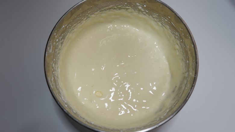 原味纸杯蛋糕(适合裱花的蛋糕),用电动打蛋器继续打发2分钟左右,至蛋液滴落时的纹理能够保持10秒以上的状态。