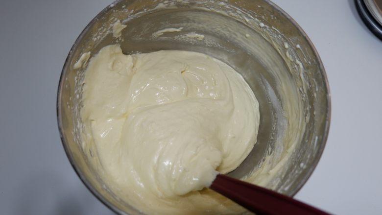 原味纸杯蛋糕(适合裱花的蛋糕),用刮刀兜底刮盆边,就像图中这样,翻拌至看不到干粉的状态即可。