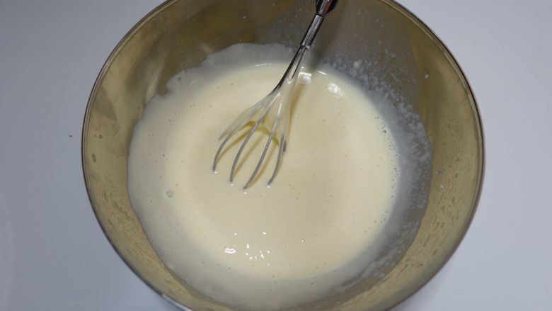 原味纸杯蛋糕(适合裱花的蛋糕),将三者搅拌至完全融合