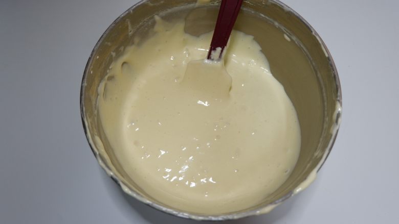 原味纸杯蛋糕(适合裱花的蛋糕),拌好之后倒入剩余的面糊中,继续用兜底翻拌的手法拌匀!