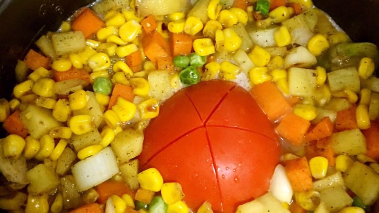 腊肠焖饭(电饭煲),这个漏拍一个步骤了 把这些东西放锅里炒下然后倒进点饭煲