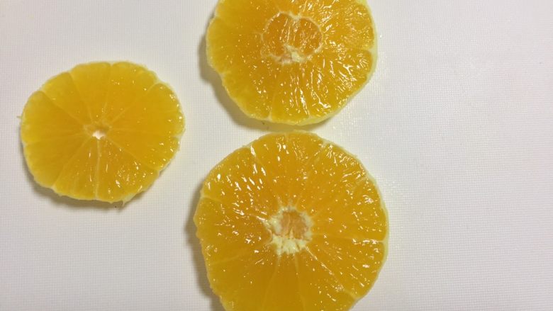 橙子小鱼,切三片果肉,直径最大的,适中的,最小的,你肯定知道怎么切哈