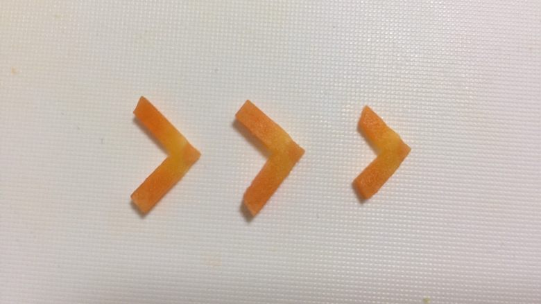 橙子小鱼,取第二部分横着切两刀就变成如图,小鱼的嘴巴就做好啦