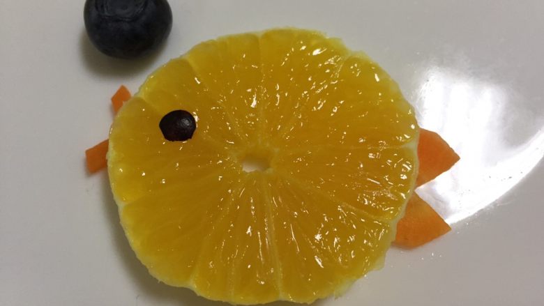 橙子小鱼,把胡萝卜的嘴巴和尾巴压在橙子下面,蓝莓就是小鱼吐的泡泡,如图摆盘