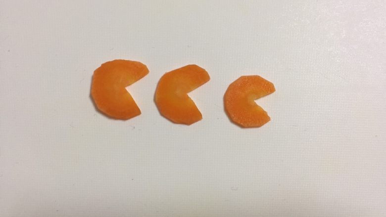 橙子小鱼,取第一部分(最大块)横着切两刀,就变成如图,小鱼的尾巴就做好啦