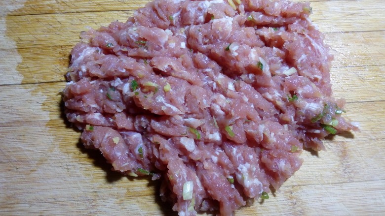 豆角焖肉饼,加入到肉中,慢慢剁成茸。