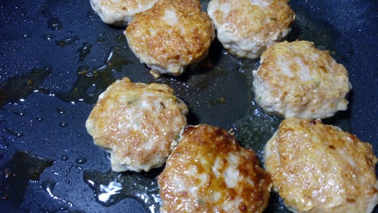 豆角焖肉饼,一面煎金黄后,翻面再煎至金黄,盛出待用。