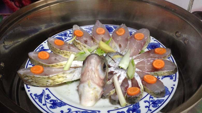 年味——宴客大菜孔雀开屏鱼,开水上锅蒸8分钟左右,关火不揭开锅盖,再焖1分钟