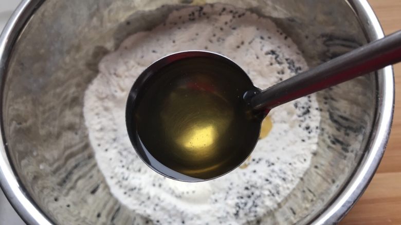 新年的花样油炸小食,往面粉中加入食用油,少加点就行。
