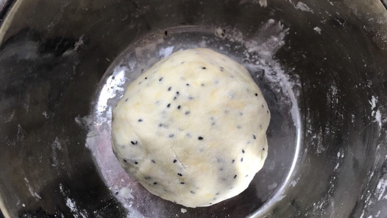 新年的花样油炸小食,用水将面粉揉成光滑面团,醒发30分钟左右。