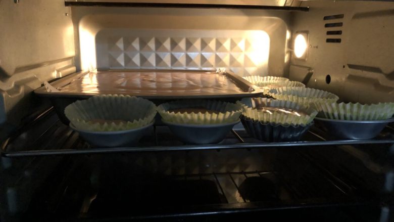 巧克力轻乳酪蛋糕,倒入铺好油纸的10寸方盘中,此配方正好10寸方盘的量,多出来的是我后加的量哦!
170烤20分钟,转150度继续再烤50分钟,关火焖30分钟即可