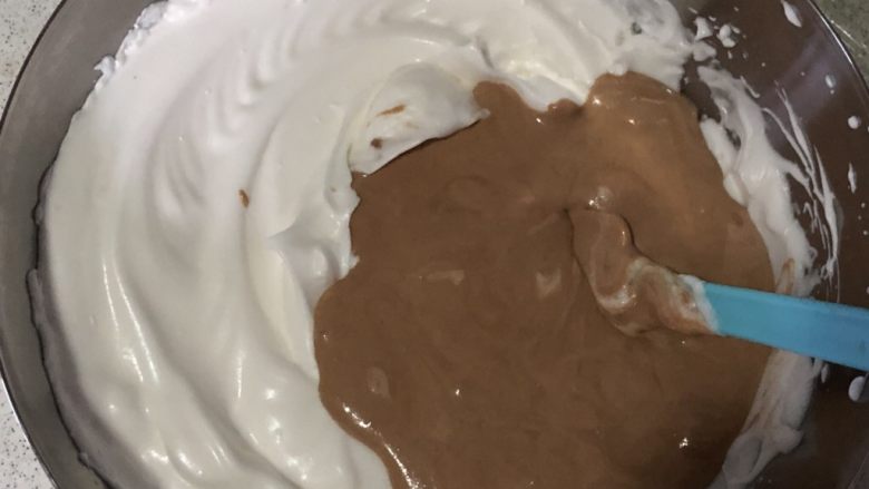 巧克力轻乳酪蛋糕,再倒回蛋白霜中,顺边慢慢倒回