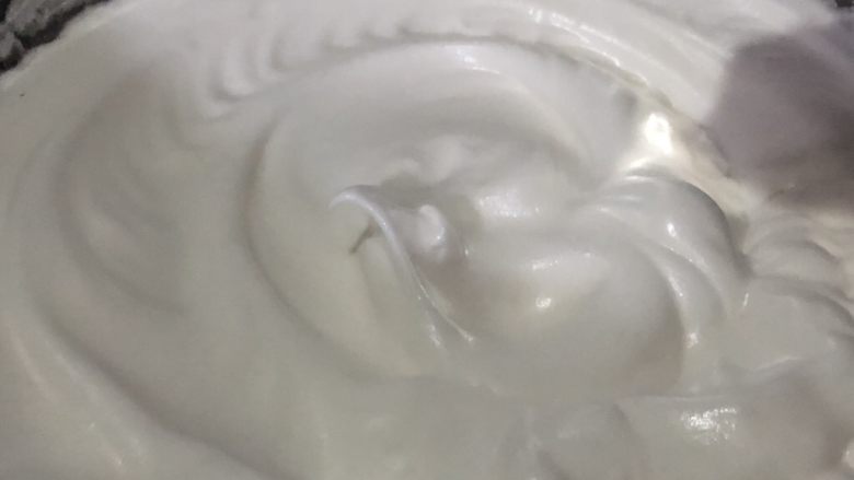 巧克力轻乳酪蛋糕,打至中性发泡,提起留有小弯钩即可