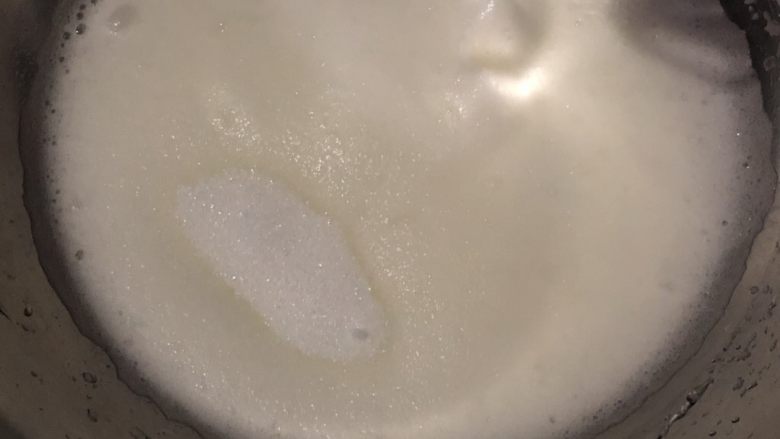 巧克力轻乳酪蛋糕,打至细腻加第二次细砂糖继续搅打