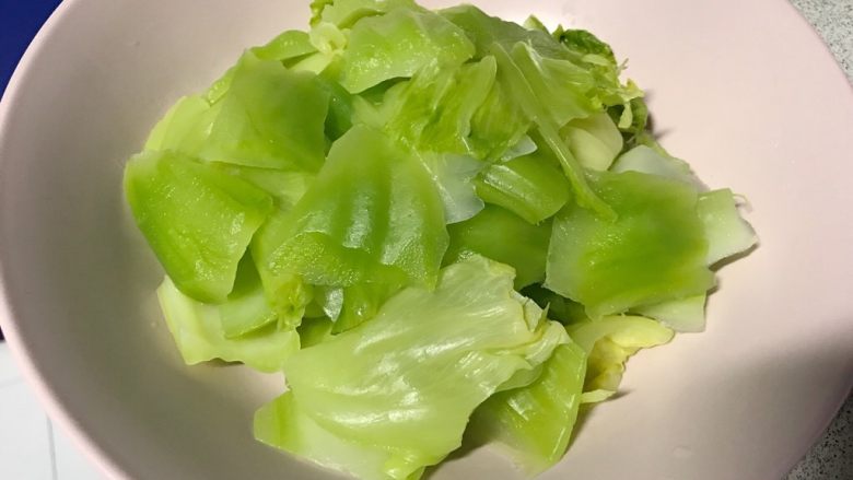 狗年旺旺,年夜饭系列7️⃣《干贝包边芥菜》,绰好的芥菜码在盘子中间。