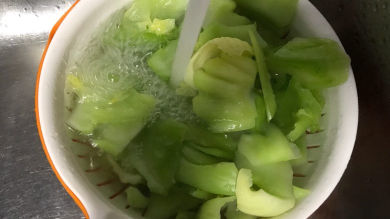 狗年旺旺,年夜饭系列7️⃣《干贝包边芥菜》,颜色翠绿出锅。