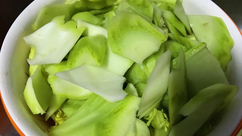 狗年旺旺,年夜饭系列7️⃣《干贝包边芥菜》,斜刀片成片。