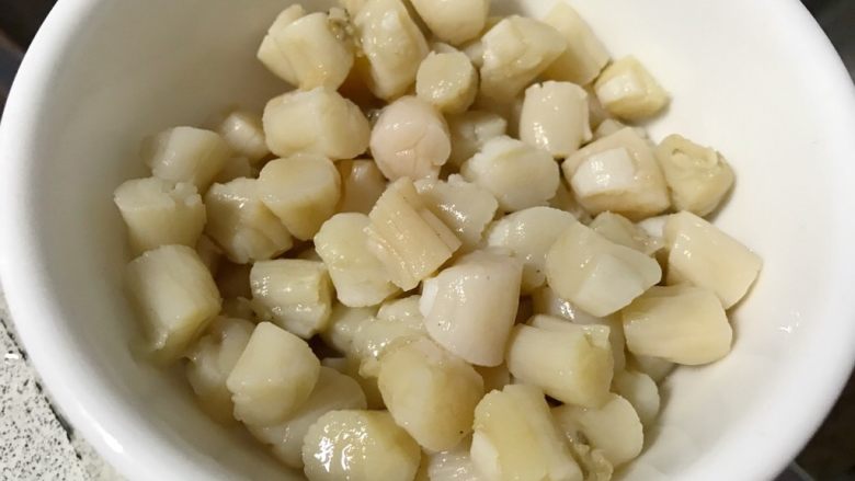 狗年旺旺,年夜饭系列7️⃣《干贝包边芥菜》,浸泡好的干贝变得饱满许多。