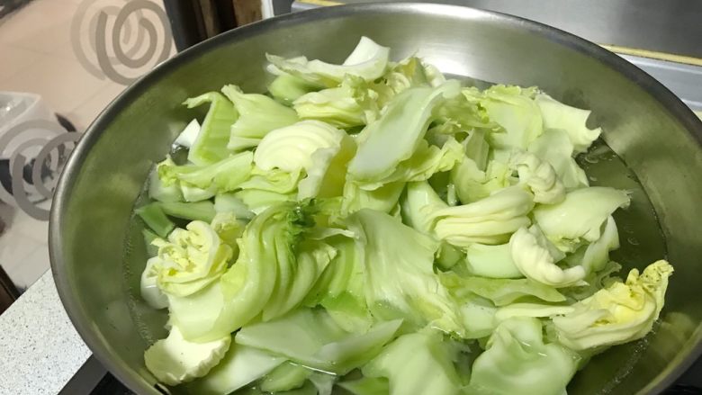 狗年旺旺,年夜饭系列7️⃣《干贝包边芥菜》,绰烫芥菜。