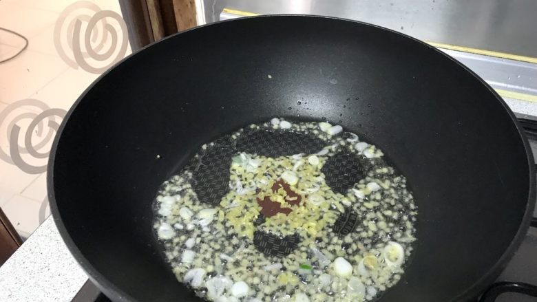 狗年旺旺,年夜饭系列7️⃣《干贝包边芥菜》,爆香葱姜蒜末,撒上一点<a style='color:red;display:inline-block;' href='/shicai/ 720'>胡椒粉</a>。