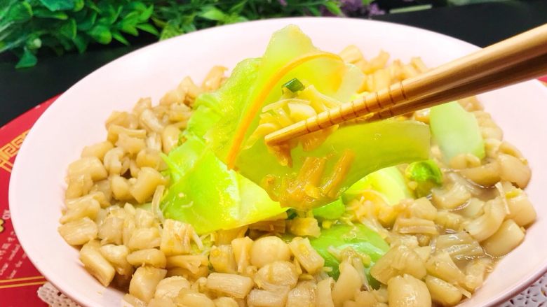 狗年旺旺,年夜饭系列7️⃣《干贝包边芥菜》,淋在芥菜上,鲜味突出,清脆可口。