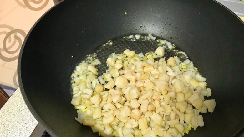 狗年旺旺,年夜饭系列7️⃣《干贝包边芥菜》,立刻倒入干贝。