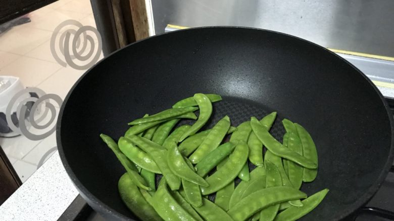 狗年旺旺,年夜饭系列8️⃣《蚝豆8头鲍》,煸炒一下荷兰豆。