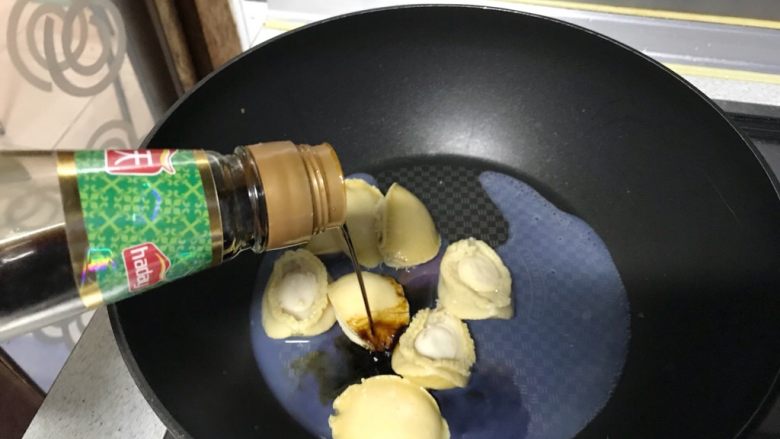 狗年旺旺,年夜饭系列8️⃣《蚝豆8头鲍》,鲍鱼和鲍鱼汁一起倒入无油空锅里,加入一汤匙<a style='color:red;display:inline-block;' href='/shicai/ 864'>蒸鱼豉油</a>。