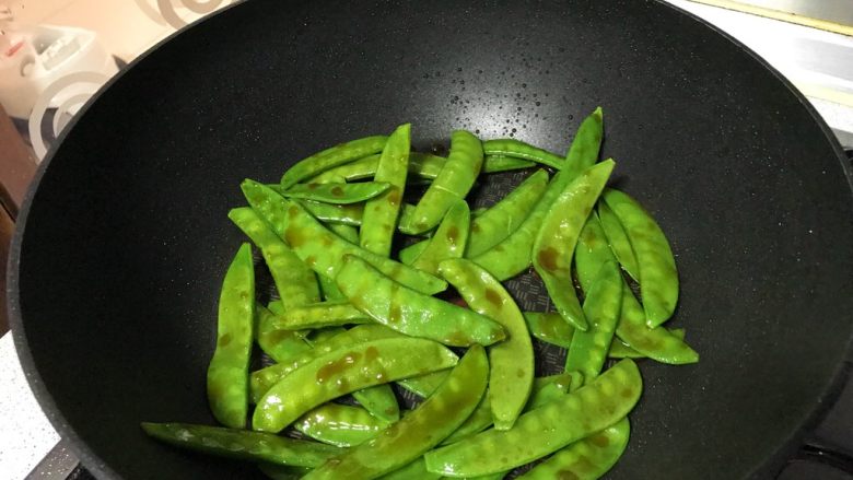 狗年旺旺,年夜饭系列8️⃣《蚝豆8头鲍》,翻炒均匀,出锅,摆盘。