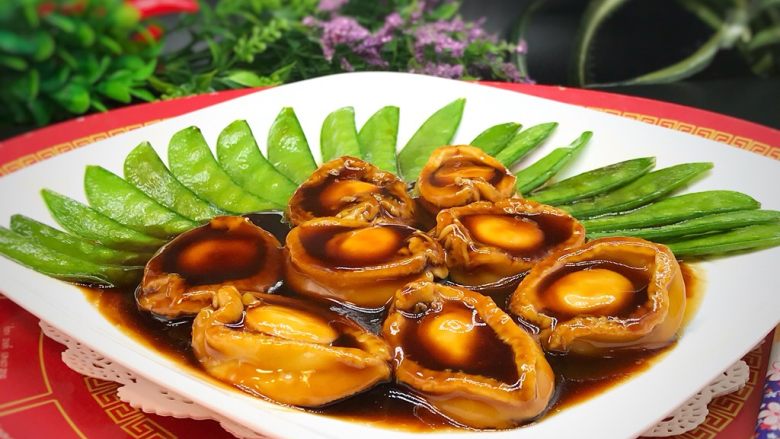 狗年旺旺,年夜饭系列8️⃣《蚝豆8头鲍》,摆盘,汤汁淋在鲍鱼上,色泽鲜艳,柔软顺滑,鲜美无比。