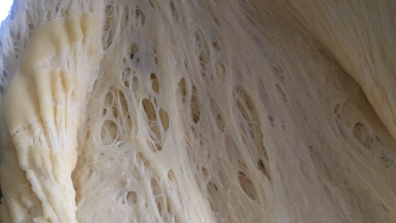 奶香椰味排排面包,放在温暖处继续发酵,发至两倍大后用手指沾面粉在面团上戳一小洞,不反弹不回缩即发酵成攻,内部结构已经是蜂窝眼状态
