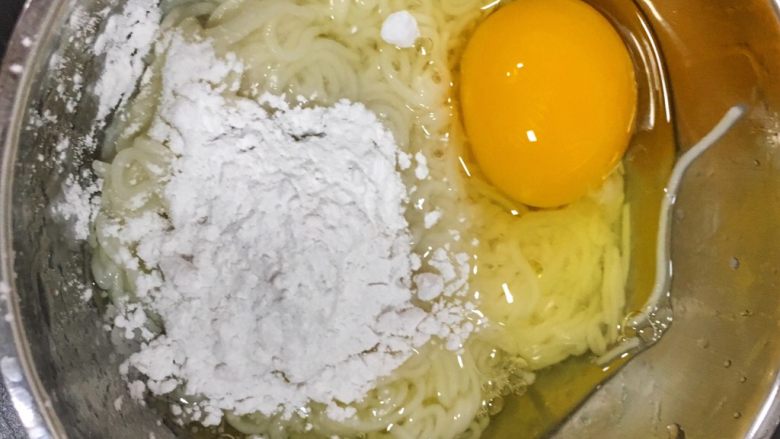 宝宝辅食11M➕:彩椒芝士蒸面,面条中打入一个鸡蛋,加入淀粉并搅拌均匀